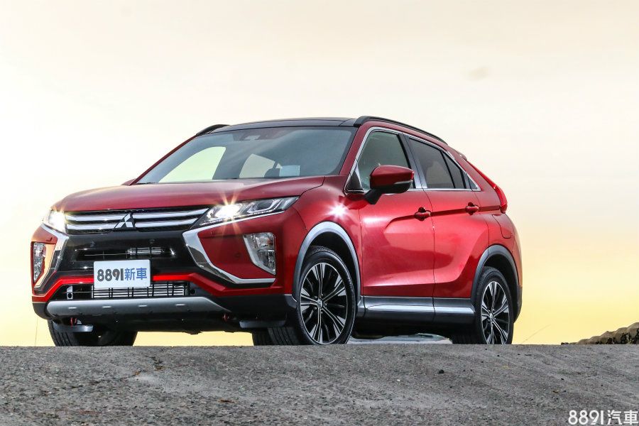 採Dynamic Shield的新世代家族設計語彙打造的Eclipse Cross，車頭以粗壯的鍍鉻飾條形成X的視覺意象，兩側的大型霧燈亦提升其氣勢，扮相頗為前衛，全車線條硬挺分明，造就剛毅俐落的身型。