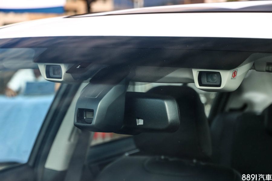 設置於車內後視鏡背側，相隔36cm的雙鏡頭攝影機是第三代Eyesight系統的最大特徵。