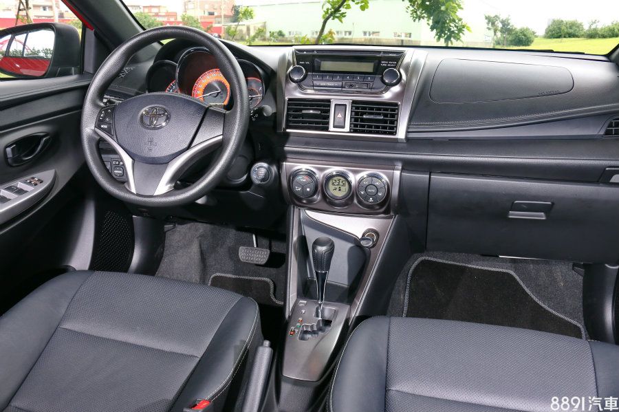 Yaris內裝設計屬中規中矩的設計，在塑料的運用和搭配上，無法有太多要求，實際對比便利配備，並未有太大贏面，全車型缺少定速巡航與光啟閉頭燈等配備。