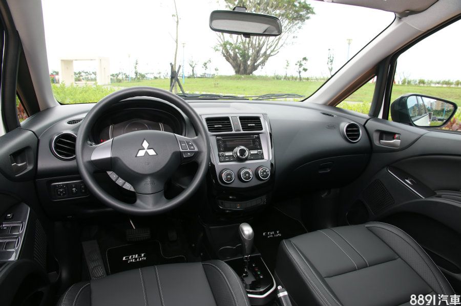 與Yaris對比之下，Colt Plus獨有數位儀錶（豪華型以上）與電動尾門（頂規車型）的配置，另外，Colt Plus全車系標配恆溫空調、豪華型以上標配Keyless＆Push Start，Yaris則是在豪華+才標配。