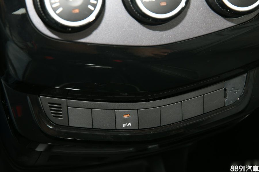 限成本考量，兩車不論哪一車型，清一色為2氣囊+無ESP的組合，不過透過編成調整與小改款，均追加盲點偵測系統，只不過Yaris在經典+以上配置，而Colt Plus則是全車系標配（售服件），且還含括RCTA倒車警示與車道變換警示的功能。