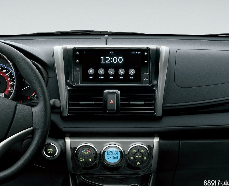 不過在2017年中調整車系編成之後，Yaris自60.9萬的經典+版本便配備多媒體螢幕，相較先前售價只多出一萬元，算是相當值得，而Colt Plus若想獲得多媒體螢幕，則是需另以6.5萬選配，對比Colt Plus的車價來說並不算便宜。