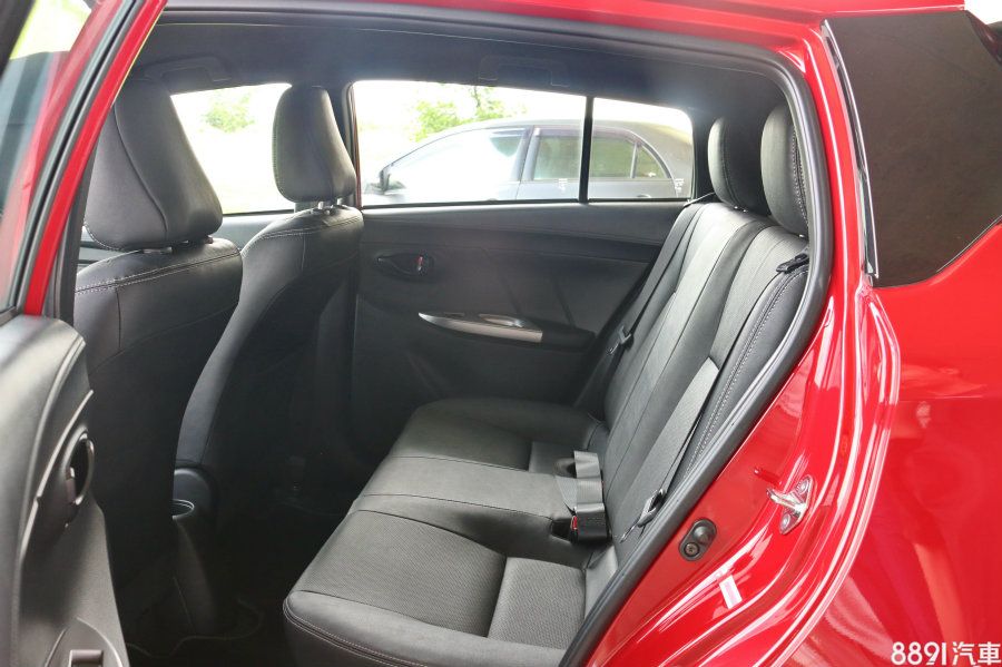 在空間表現上，Yaris有著較大的軸距表現（2550mm，Colt Plus為2500mm），後座表現上稍稍比Colt Plus好一點，不過在最基礎車型仍為織布材質與一體式傾倒，Colt Plus為全車系皮質與6/4分離。