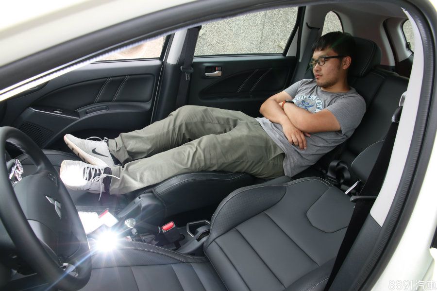 Colt Plus具備後座快速傾倒與椅背調整，副駕駛座還能完全傾倒仰躺，可容納長型物體，機能性較佳。