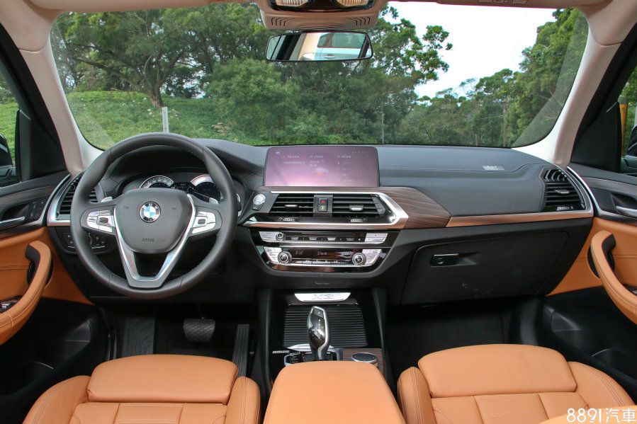 新X3中控台比照5系列與7系列規格，混合皮革、金屬與木紋飾版等元素，加上標配的10.25吋多媒體系統與數位儀錶，整體的配備豐富度與豪華感勝於GLC 250。