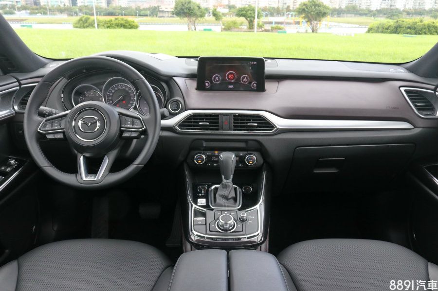 車室以鍍鉻及大量皮革包覆鋪陳，組裝質感堪稱精緻，全車系標配8吋觸控式多功能顯示幕、Keyless、三區恆溫空調、6氣囊、斜坡起步輔助、都會型煞車輔助、定速系統、盲點偵測和倒車顯影等，一應俱全。