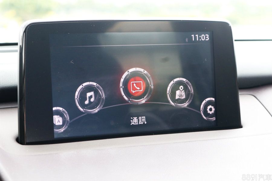 8吋觸控式多功能顯示幕介面一如其他Mazda車款，整合娛樂、藍芽、車輛信息等功能，反應即時好就手，並可加價1萬元選配原廠衛星導航。