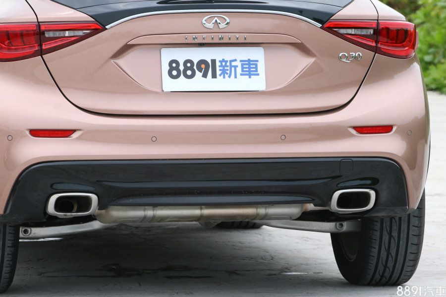 配置18吋鋁圈外,後方採用雙出排氣管造型,提升不少視覺的運動感。