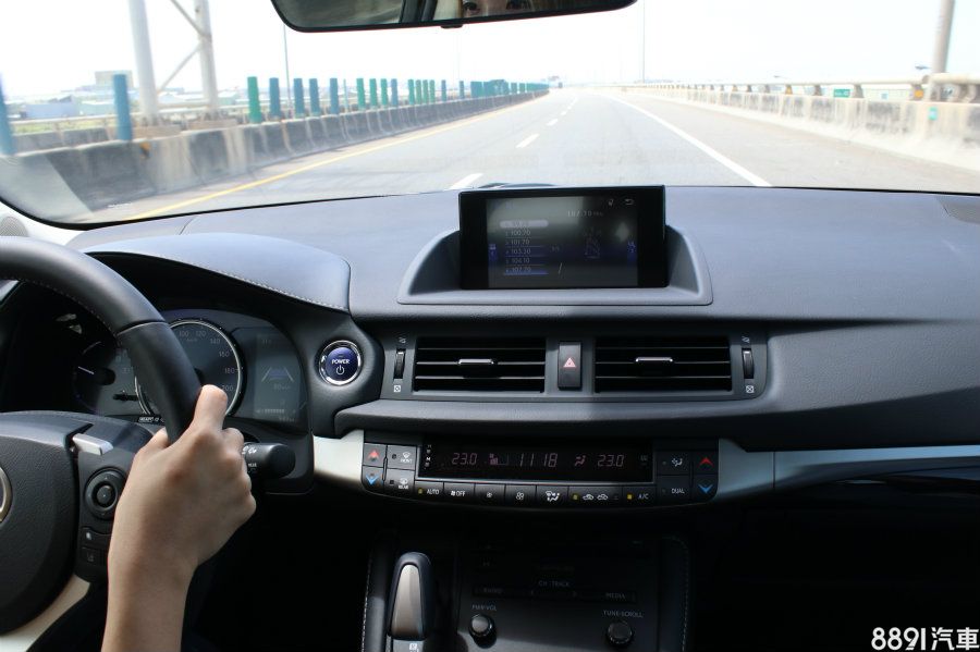 安全表現CT200h相當出色,以8具安全氣囊結合LSS+安全防護系統,系統已包含AHS、AHB、PCS預警式防護、DRCC雷達感應式車距維持定速、車道偏離警示與修正等功能,高水準的演出。