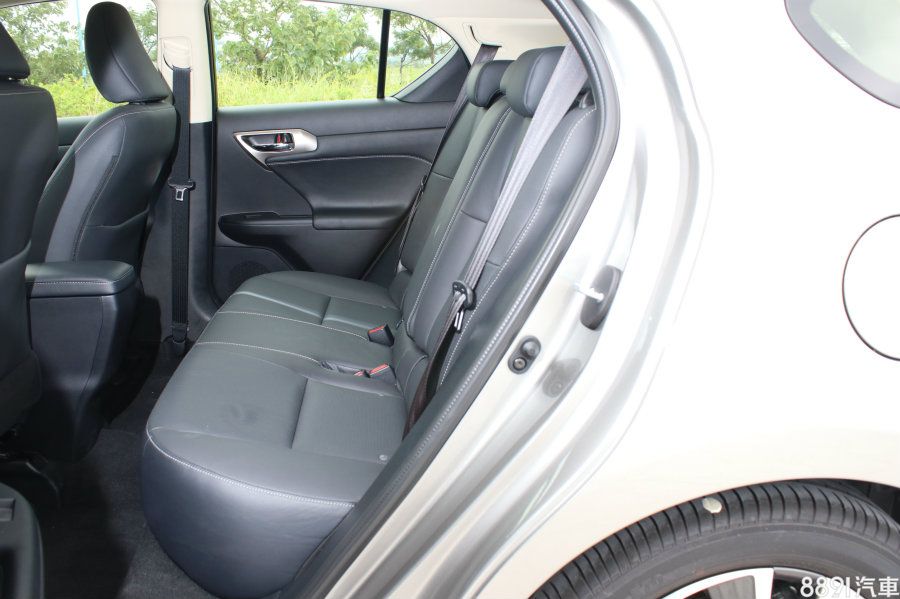 重點的後座表現則略輸Q30一些,以一般成年男性來說雖不到侷促,但也只能稱上夠用,同時中央果嶺也比Q30凸了一點,這點確實不如對手。