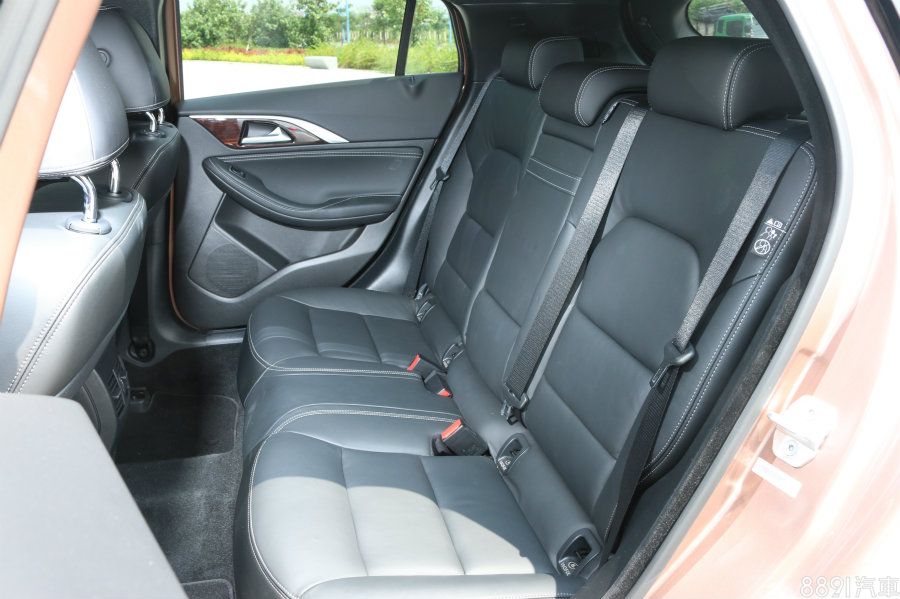 後座表現相理想,座椅泡棉柔軟/支撐性足夠,加上寬裕的乘坐空間,就算一般成年男性來說,都還有可供伸展的餘地。