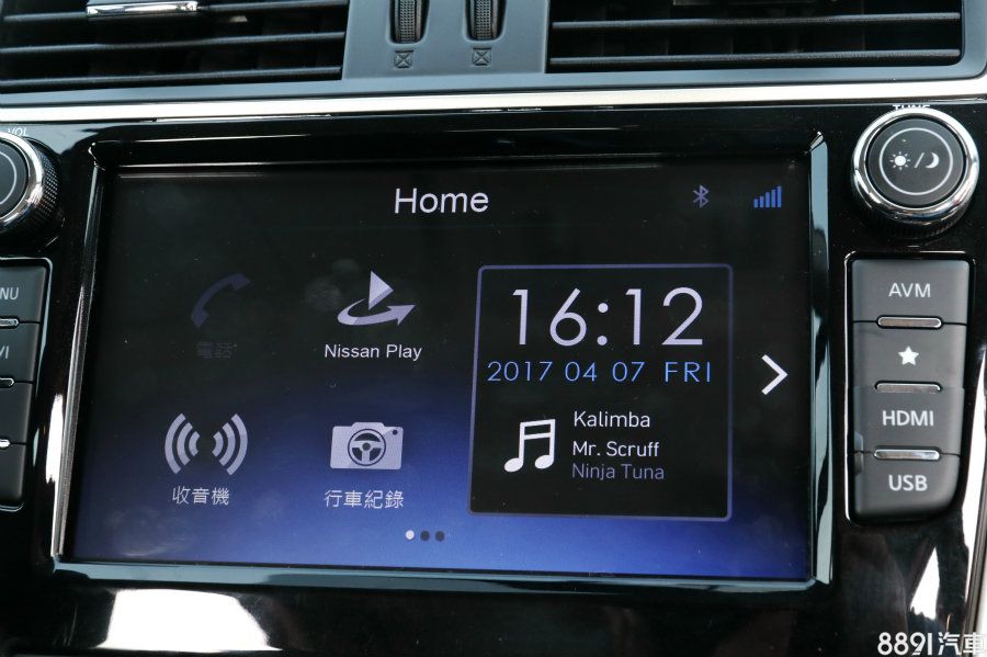 在這具多媒體系統中，次階車型為X-Media mini7吋大小，NA旗艦版以上為X-Media+ 8吋，除了大小不同，功能性也有差異，X-Media+多了Apple Carplay與Nissan Play，在車機連結上比起Livina強大許多。
