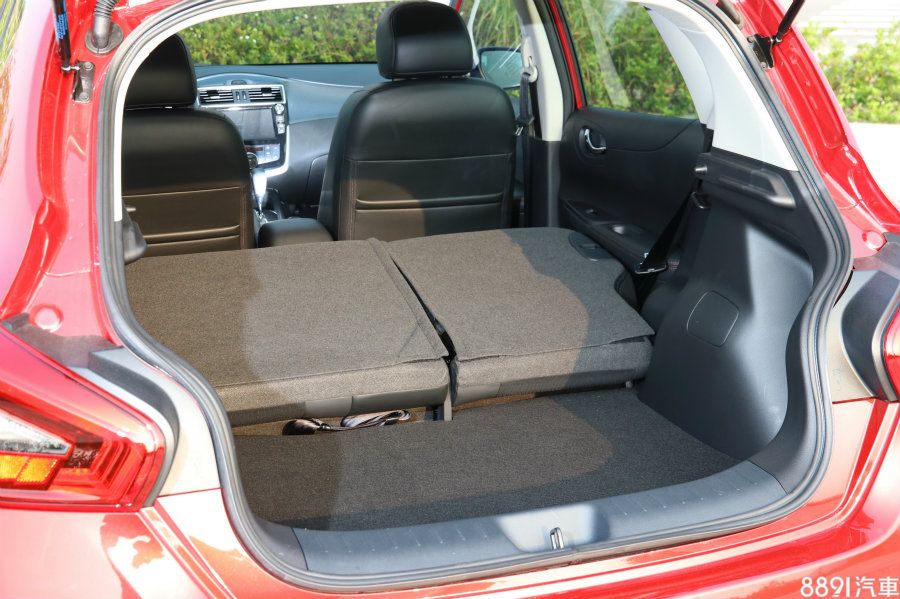 不過到了傾倒後行李廂空間，則是與Livina相比之下的弱項，在標準容積僅有333L之下，所能擺放物品不多，加上兩側車輪拱還頗明顯，無法放進較寬的物品，傾倒後的斷差也滿大。（圖為1.6Turbo）