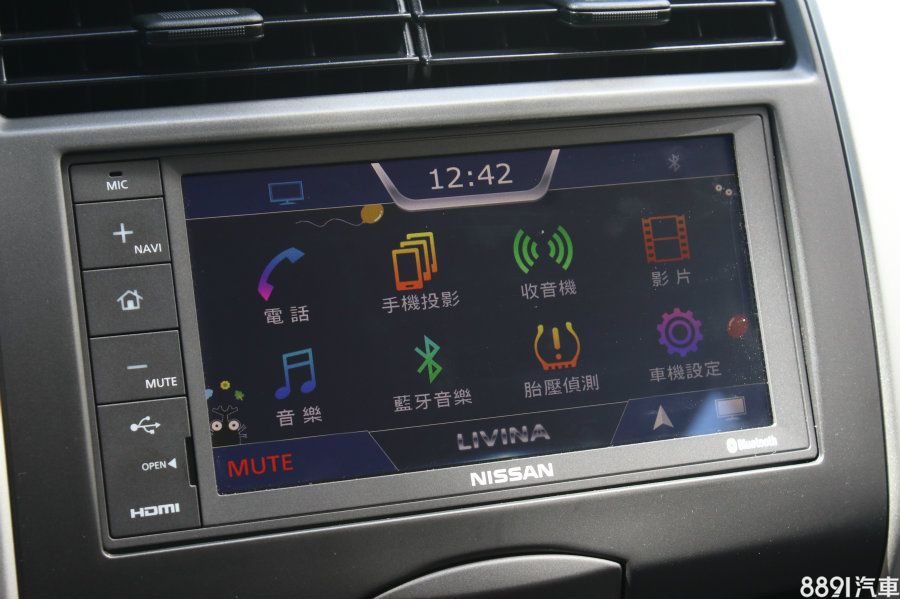 駕選配智慧影音整合系統，包含多媒體、藍芽、數位電視、倒車顯影等功能，操作的順暢度都不比Tiida的X-Media來得佳，功能性也稍弱，而此配備原為旗艦版才能選配，目前部分經銷商將其列為旗艦版標配的售服件，其餘車型則需加價6萬。  10