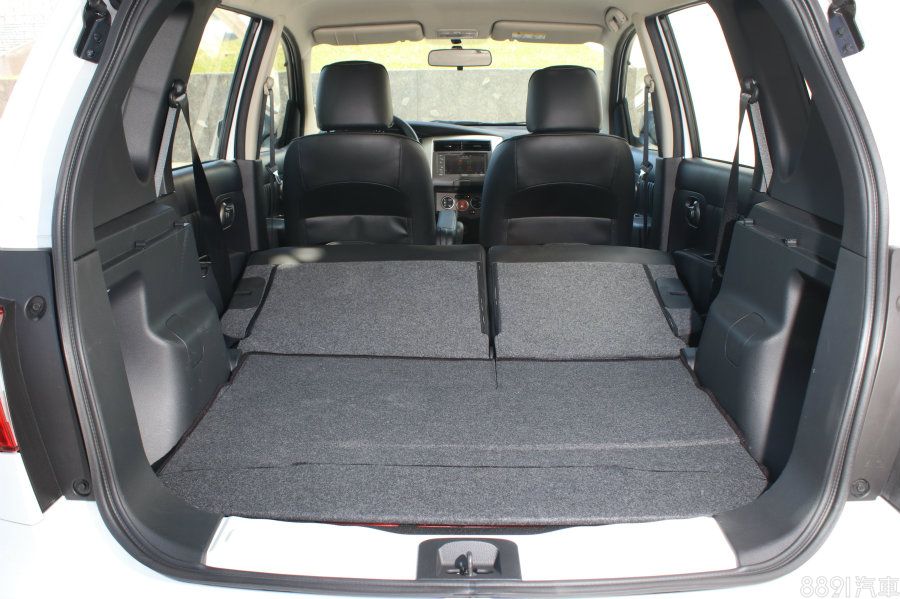 不過在乘載能力上，Livina將後座傾倒後，可擴充至1555L的容積使用，空間運用已可與SUV相當，且兩側寬度也足夠，行李廂底板下方空間也可妥善規劃，這點較Tiida來得有優勢。