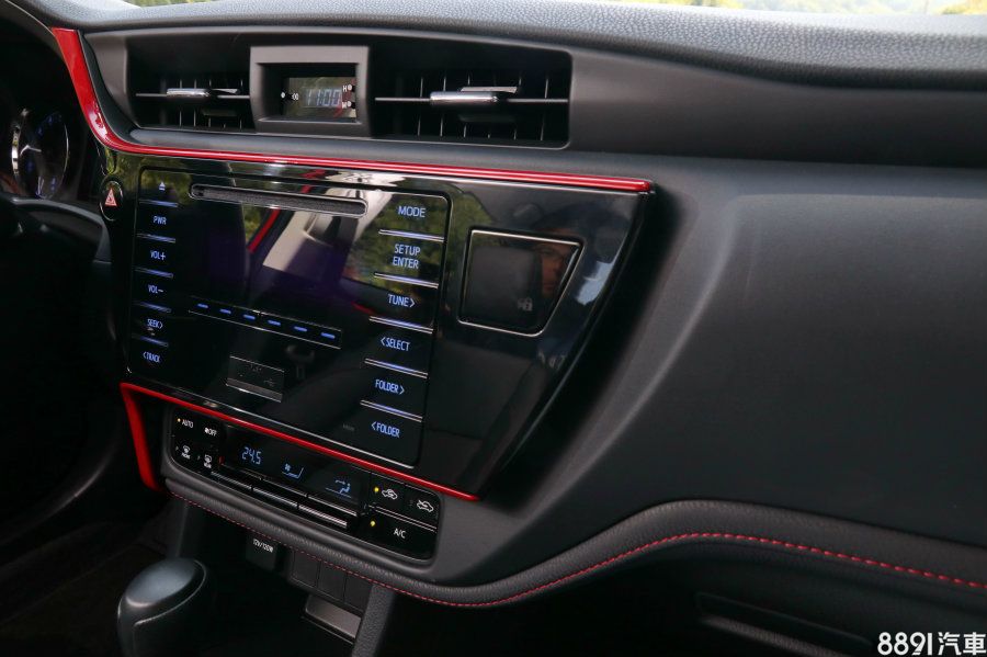 Altis全車系採傳統音響界面，適合務實的買家，若想跟上科技潮流，原廠另有提供選配方式獲得多媒體螢幕，能擴充衛星導航、行車紀錄器等這些實用功能。