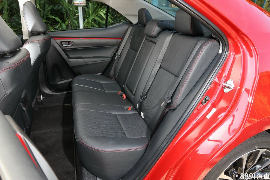 乘坐空間就是Altis的強項，不論膝部/橫向/頭部空間都優於Mazda 3不少，加上厚實的座墊設計，且泡棉柔軟，使乘坐感受比起對手更為出色。