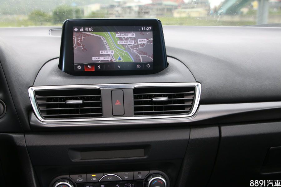 不得不承認，Altis看起來塑料感還是偏重一些，Mazda 3就處理得相當優異，7吋觸控螢幕加上簡約化的格局設計，看起來就相當精緻。