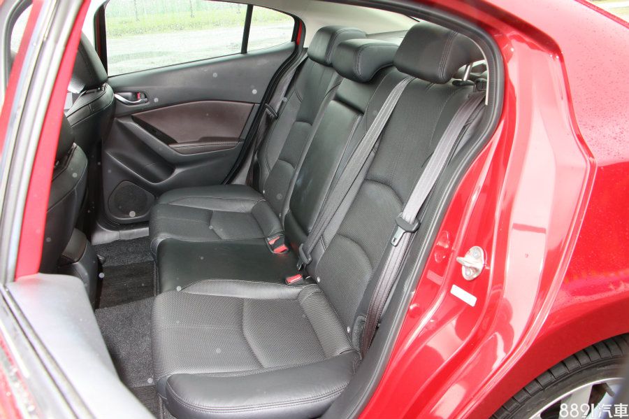 乘坐空間比起Altis來說就屬一般，中央地板隆起略高一些，但還能勉強應付第5人乘客，至於座椅設定還不差，沒什麼太大缺點。