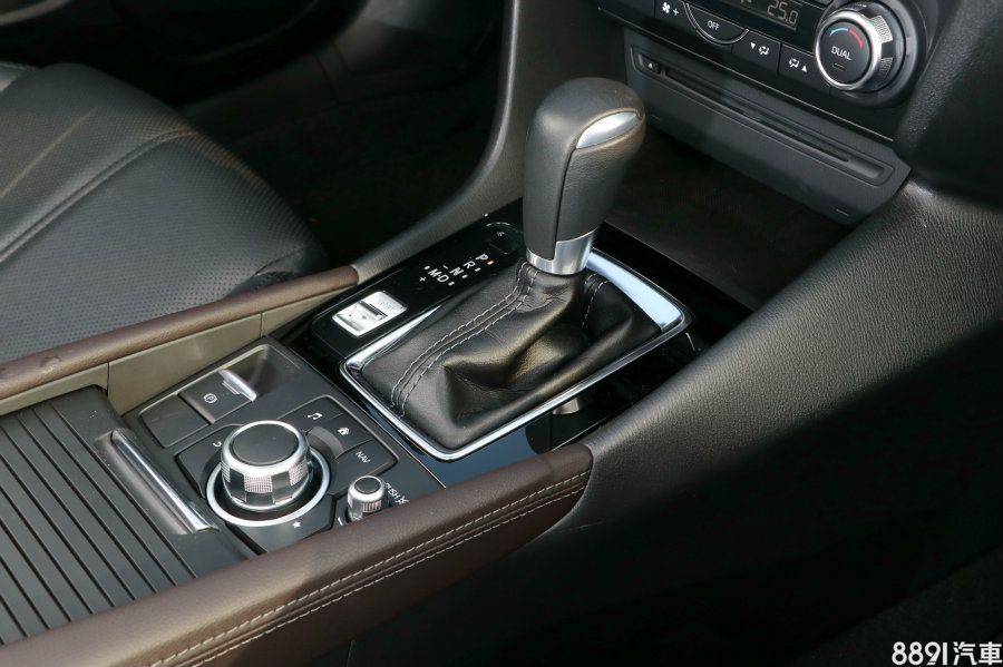 手剎車改為電子型式之後，確實有助於質感的提升，同時後方換成開合式的置物區，提升不少便利性，讓零錢、小物更有放置的地方。