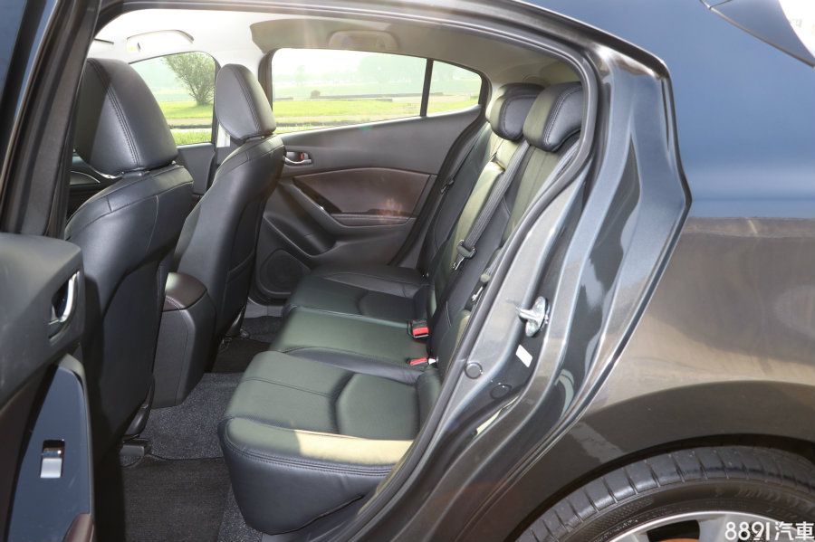 比起CX-3，車長多了195mm、軸距則是多130mm，Mazda 3無疑在乘坐空間勝出，而座椅造型也是Mazda 3表現出色，加長的椅墊設計讓大腿更有支撐、紓壓的地方。