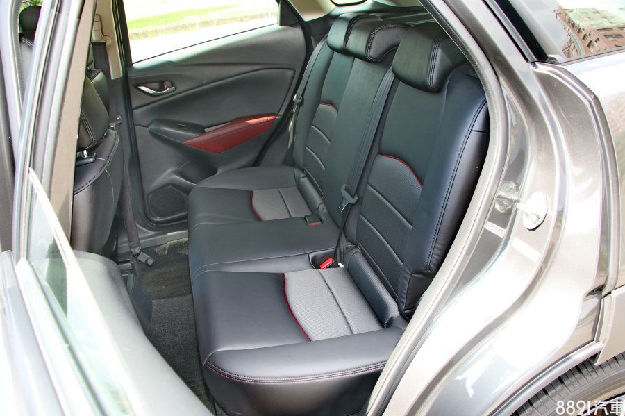 當然車室空間就並非CX-3的強項，若以一般成年男性來說，膝部空間還算尚可，但頭部就會明顯感到有些微的壓迫感。