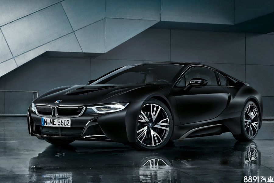 i8改款前便曾推出多款設計師聯名車型或特仕車色版本，如圖中南非市場專屬的i8 Forzen Black Edition便是一例。