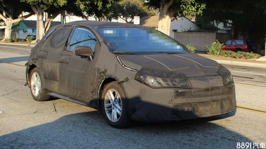 下一代新車與目前正在開發的12代Corolla，預計都以TNGA模組化底盤打造，而原廠也打算把Altis正式納入Corolla車系，並更名為Corolla Hatchback。（圖為國外捕獲的Corolla iM路試車）