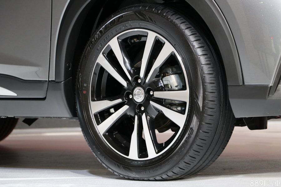 車展亮相的東風日產Kicks搭配17吋雙色鋁圈，造型與本次捕獲之偽裝車如出一轍。