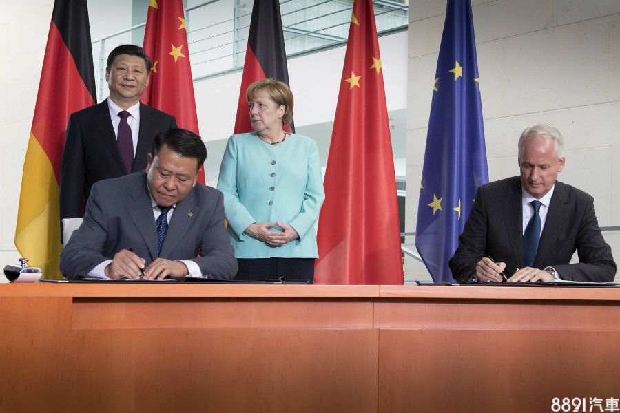 戴姆勒與北汽高層甚至在習近平及梅克爾面前簽屬框架協議,表達共同的合作意向。
