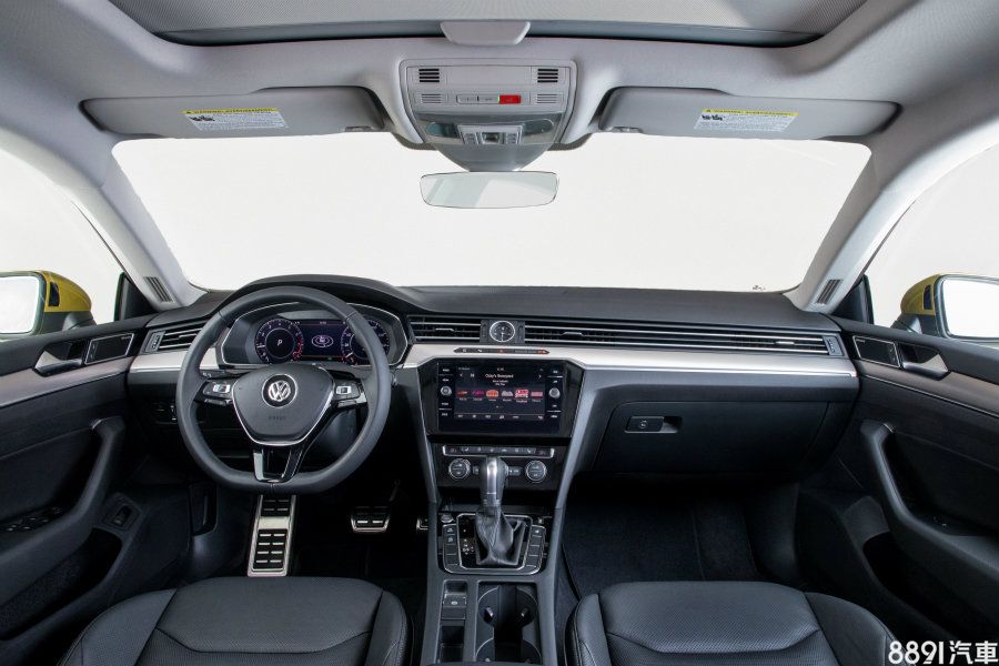 為彰顯獨特身分，多媒體系統啟動時還會出現R-Line專屬廠徽，滿足駕駛對於細節的要求。