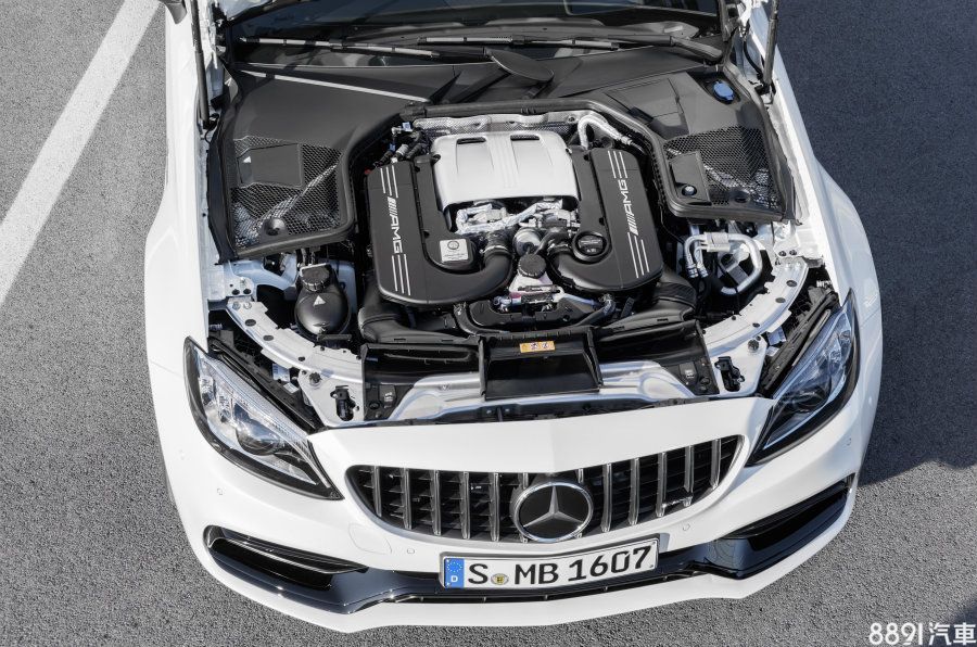4.0升V8雙渦輪廣泛運用在現行AMG車系，標準款C63最大出力為476hp/66.3kgm，高階版C63S則繳出510hp/71.4kgm。