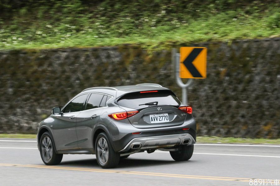 QX30的四驅系統具備主動限滑差速器,平時以前輪100%動力分配,當重踩油門或苛刻路面時,可調配成最多前後50:50的設定。
