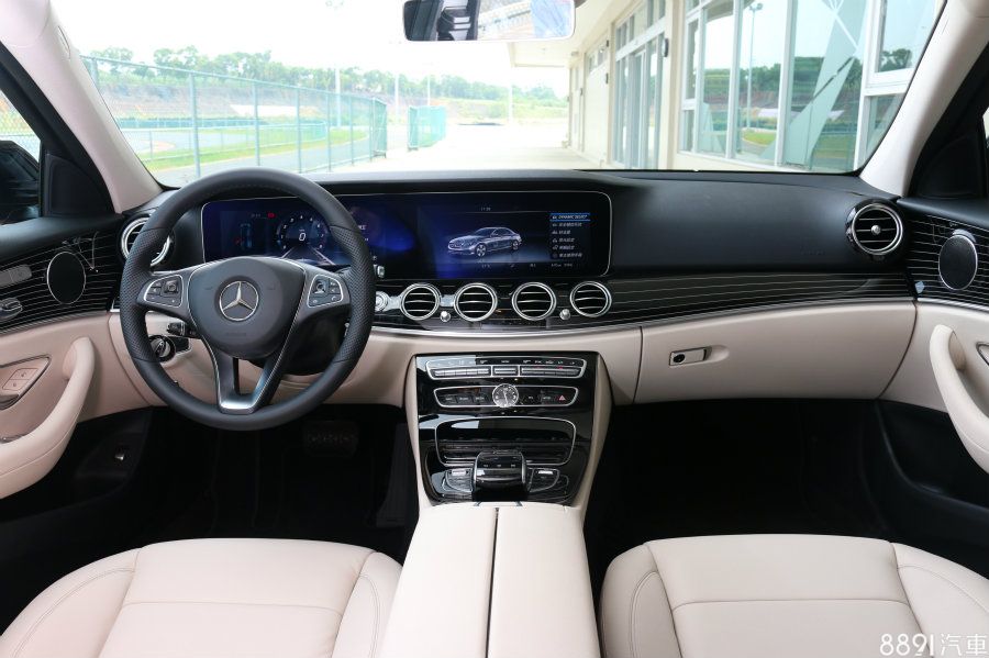 圖中車型選配designo飾板與雙12.3吋螢幕。