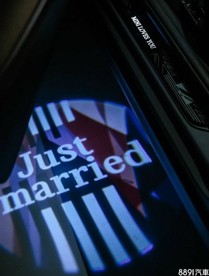 車門打開時，LED迎賓燈則會投射出「Just married」的浪漫字樣。