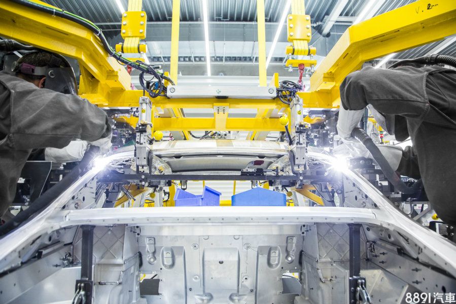 據傳X8有可能採用Rolls-Royce的「Architecture of Luxury」底盤作為開發基礎，而此平台也曾打造如Phantom、Cullinan等旗艦級作品，具有輕量化，高剛性等特質。