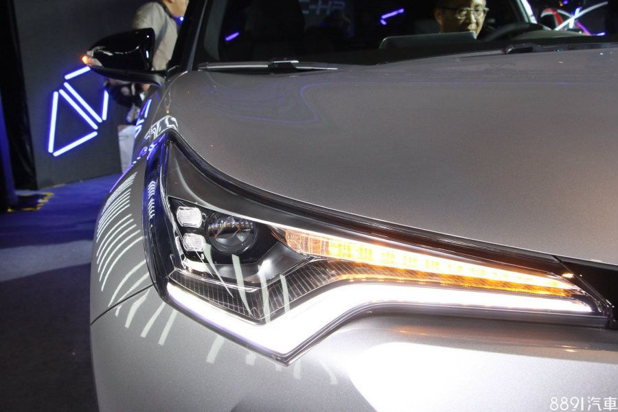 原先為頂規的尊爵AWD車型專屬配置的LED頭尾燈組，將下放至二階的豪華型。