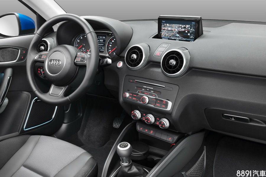 圖為現行A1內裝，整體造型採簡約風格，但隨著BMW大改款1系列以及M.Benz新款A-Clcss即將登場，預計新一代A1將以全新設計迎合市場需求。