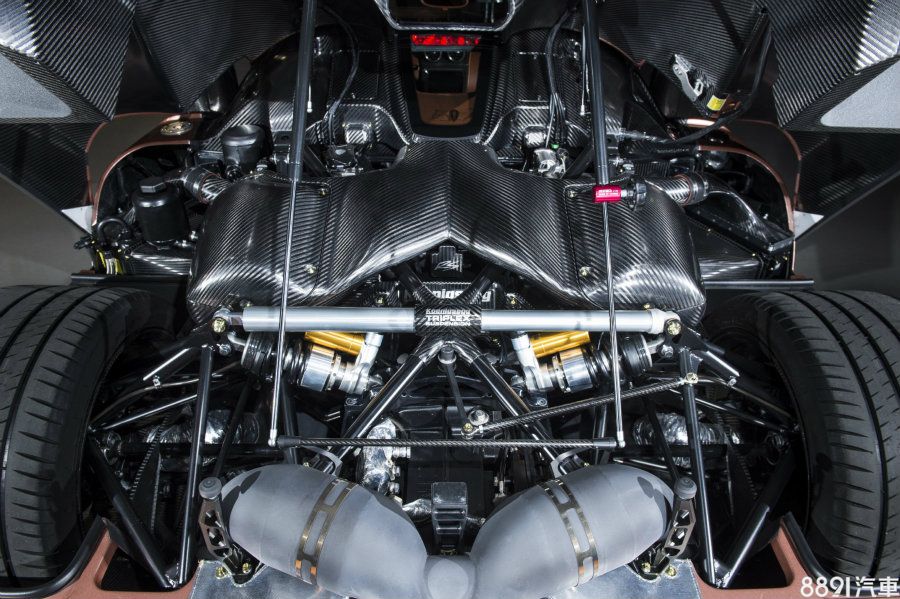 現行款Agera RS採用了5.0升V8雙渦輪引擎，可擁有1160hp/130.52kgm最大輸出，後繼作品也將採用相同的動力源，不過動力將上探1200hp大關！