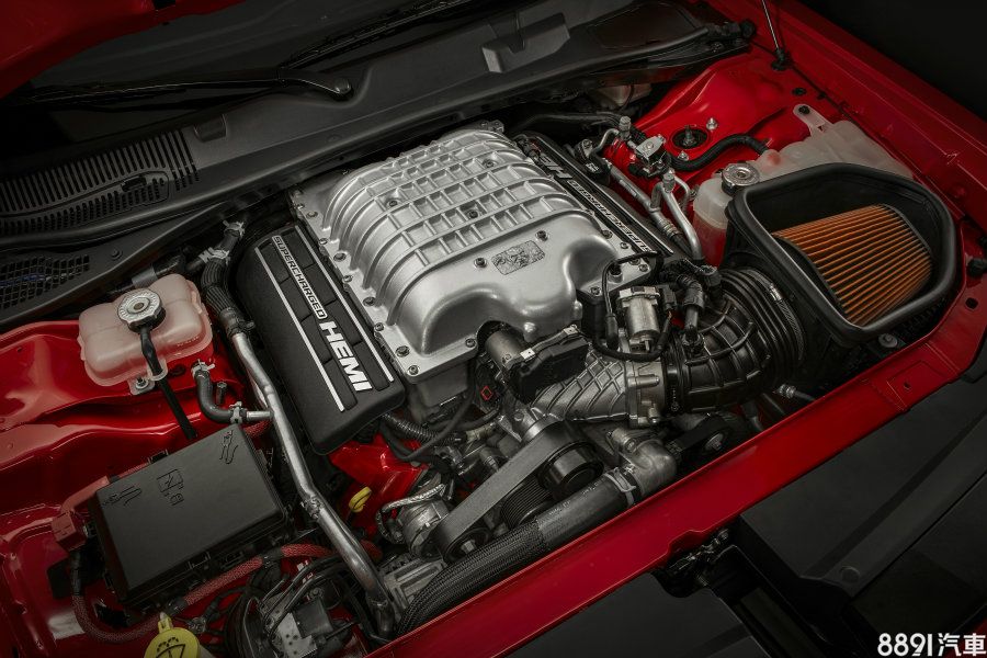 SRT Hellcat Redeye搭載著與SRT Demon相同的引擎本體，但細節經過重新調校及改良。