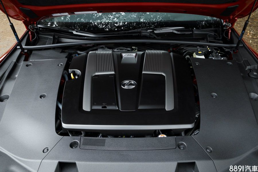 搭載於現行款LS 500上的3.5升V6雙渦輪增壓引擎，擁有421hp/ 61.2kgm最大輸出，預計這顆引擎也將成為新款IS 400的動力來源。