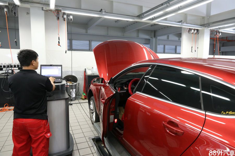 audi 原廠認證中古車定期進行原廠保養與維護工作