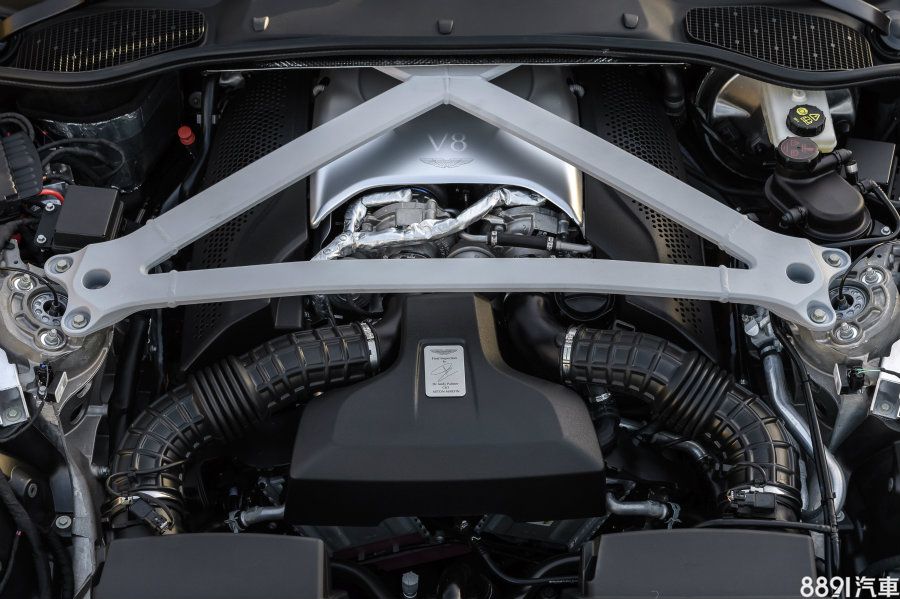 AMG開發的4.0升V8雙渦輪增壓引擎，除了搭載在DB11、Vantage外，日後也有望成為DBX的動力來源，不過在結合電動馬達後，可擁有約700hp的綜效輸出。