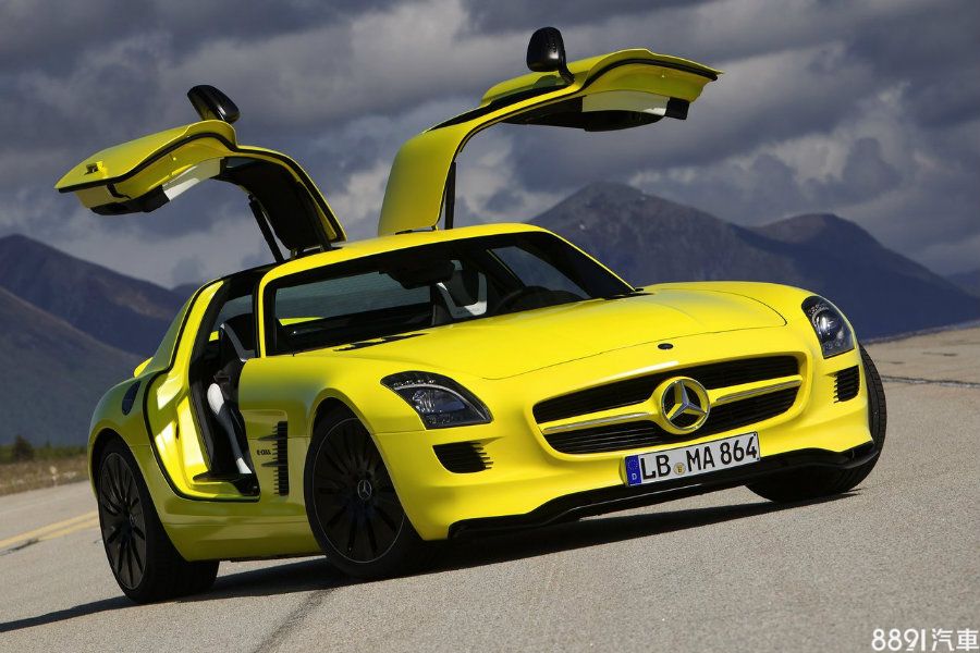 賓士於2010年發表的SLS AMG E-Cell，在四具電動馬達驅策下，可擁有526hp/88.8kgm綜效輸出，0～100km/h加速則可於4秒內完成，另外60kWh鋰鐵電池組則提供該車150km純電續航能力。