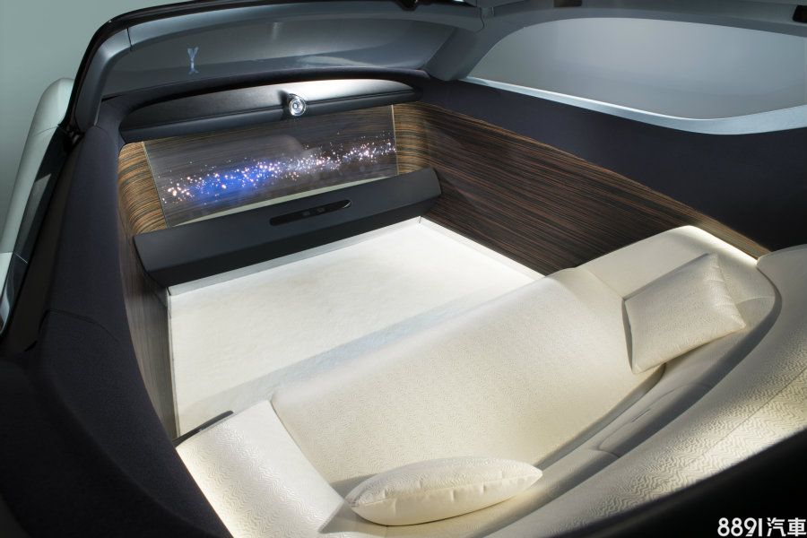 Rolls Royce認為，未來只需虛擬個人駕駛輔助和虛擬助理，為乘客打點好一切需求，因此Vision Next 100概念車的車室中只有配置如同沙發的座椅，藉由大型OLED螢幕，整合自動駕駛系統與虛擬助理功能。