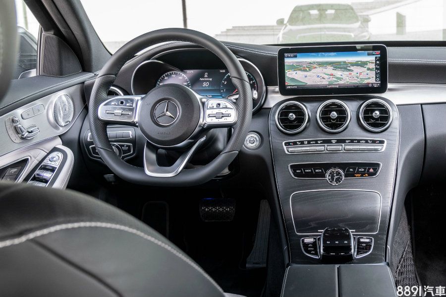 內裝重點除了新款方向盤外，新增的12.3吋數位儀錶介面也強化了C-Class的座艙科技感。