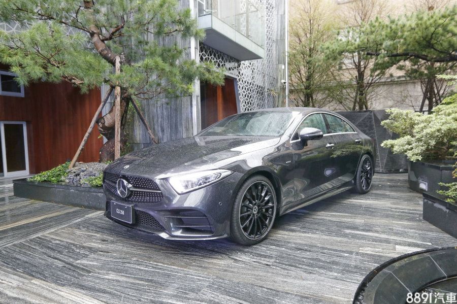 展示車為Edition 1版本，擁有AMG Line外觀套件、MULTIBEAM多光束LED頭燈。
