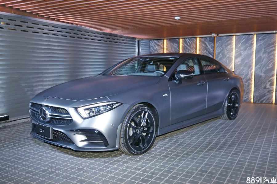 展示車為Edition 1版本，加選designo消光灰塗裝，以及MULTIBEAM多光束LED頭燈。