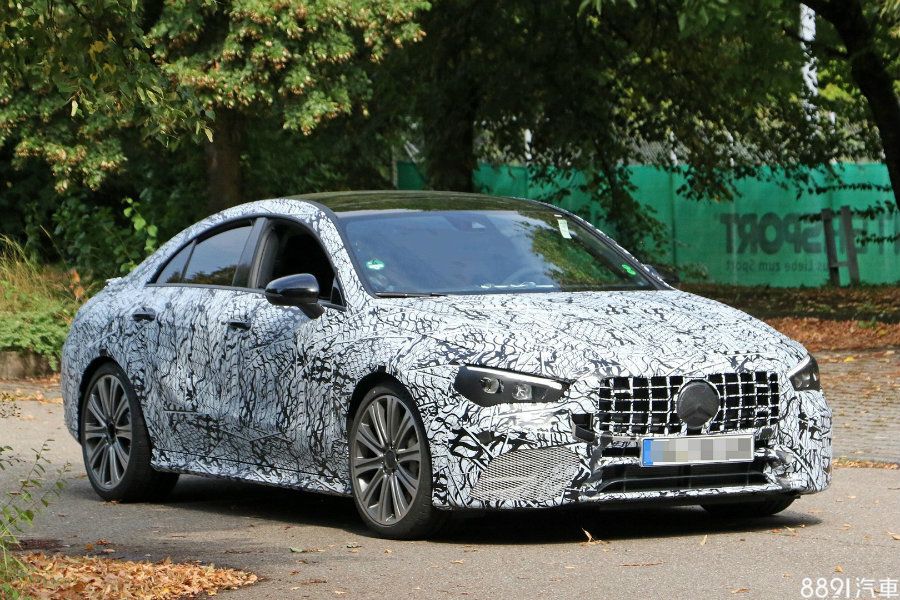 新一代CLA中的性能版本CLA 45，預計將導入48V+電子渦輪技術，出力可望上看400hp。（圖為國外捕獲的偽裝測試車）