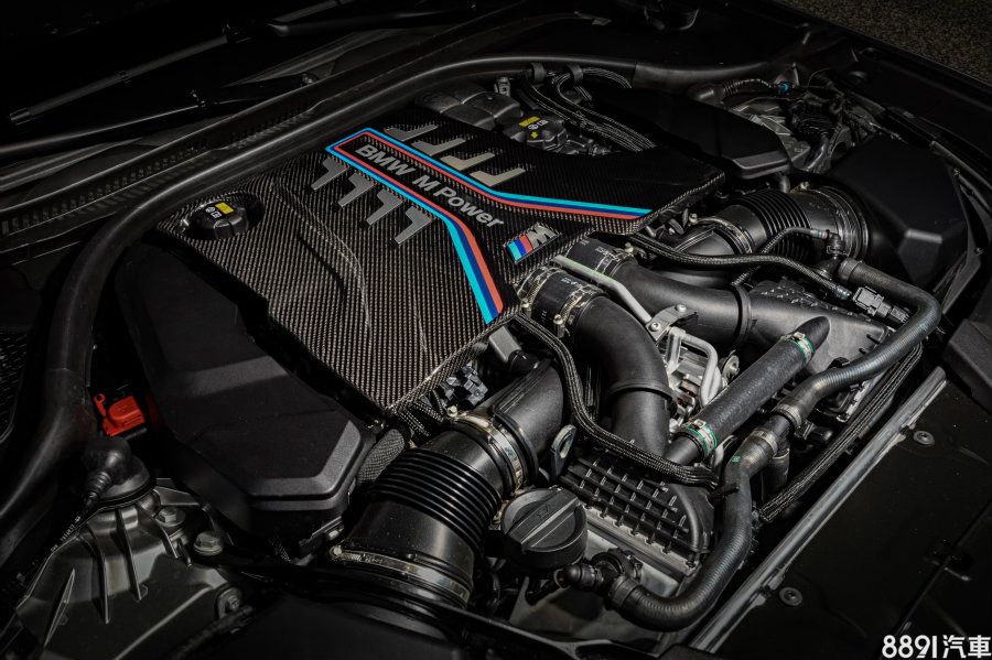 BMW M5 Competition搭載一具4.4升V8雙渦輪引擎,最大輸出625hp/76.5kgm,結合8速手自排與M xDrive四驅系統,預計M8 Competition也將提供相同動力源。